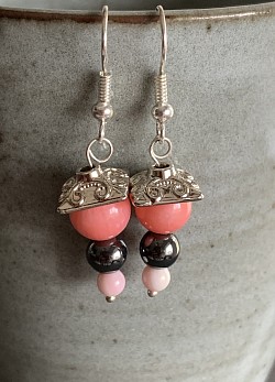 Corail - Hématite / Crochets en acier inoxydable /  28  €