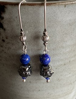 Boucles d’oreilles avec Lapis-Lazuli et tête sculptée en Hématite / Crochets en laiton / 22 €