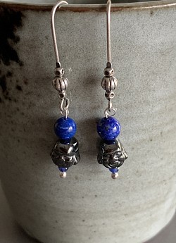 Lapis-Lazuli et tête sculptée en Hématite / Crochets en laiton / 28 €