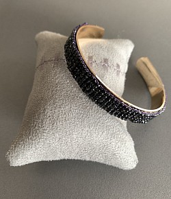 Bracelet rigide avec perles de rocail noires brillantes / 14 €