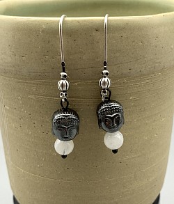 Tête de bouddha en hématite et perle de Labradorite blanche / Crochets en laiton / 28 €