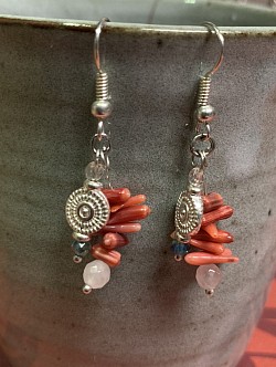 Boucles d’oreilles avec crochets en acier inoxydable avec chips de corail, pierre de lune et perle en métal / 18 €