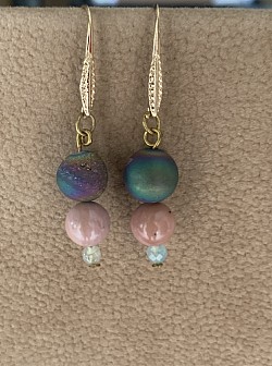 Boucle d'oreille avec Agate Druzzy et Rhodocrosite, petite perle en verre / Crochets plaqués or / 22 €