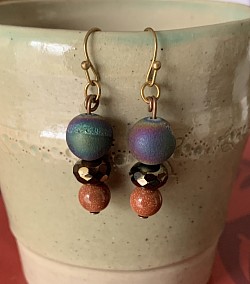 Boucles d’oreilles avec crochets en laiton agate Druzzy perle en verre facettée et pierre de soleil / 18 €
