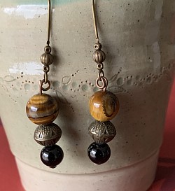 Oeil de tigre, tourmaline et perle en métal / 24 €