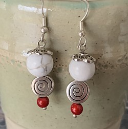 Howlite, perle en métal et perle  / 18 €