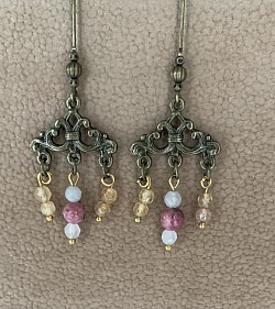 Boucles d’oreilles avec Rhodocrosite et perles en verre facettées / Apprêts et  Crochets en laiton / 22 €