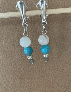 Boucles d’oreilles avec clip en argent, pierre de lune, turquoise en Arizona, perle en métal et labradorite  / 22 €