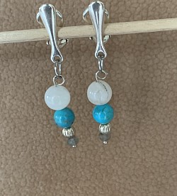 Pierre de lune, turquoise en Arizona, perle en métal et labradorite  / clip en argent / 26 €