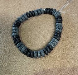 Bracelet monté sur élastique avec rondelles de pierres de lave / 14 €