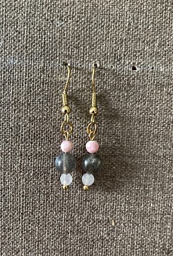 Boucles d’oreilles avec Labradorite et Corail, perles en verre facettées / Crochets en laiton / 22 €