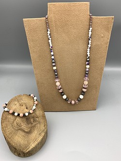 Parure collier et bracelet avec rhodochrosite, pierre de lune, perles de verre et perles en métal / 38 €