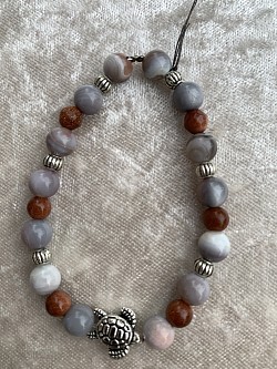 Bracelet en pierres (jaspe pierre de soleil) et perles en métal monté sur élastique / 20 €