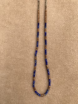 Collier en lapis-lazuli hématite et perles de verre / 28 €