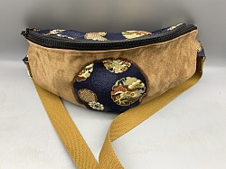 Sac banane en suédine et coton japonais à porter en bandoulière / doublé en coton, suédine et tissu japonais  / une poche zippée à l’intérieur / 40 €