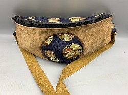 Sac banane en suédine et coton japonais / une poche zippée à l’intérieur