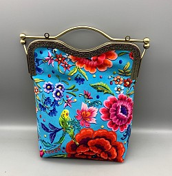 Sac en velours lisse avec fermoir métallique et chaîne