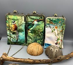 Petits sacs en velours lisse avec fermoir métallique et chaînette