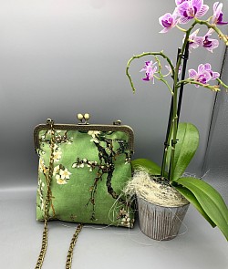 Sac en velours lisse avec fermoir métallique et chaîne