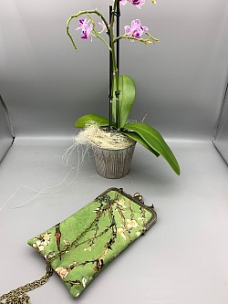 Petit sac en velours lisse avec fermoir métallique et chaînette