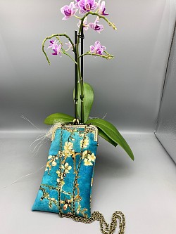 Petit sac avec fermoir métallique et chaînette