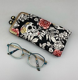 Étui à lunettes avec fermoir métallique