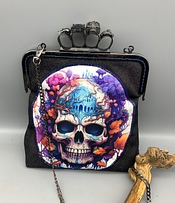 Sac en jean et velours avec fermoir métallique en forme de poing américain avec une chaîne