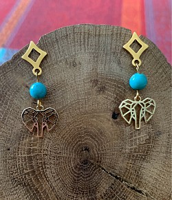 turquoise d’Arizona et tête d’éléphant en métal / clou en acier inoxydable / 24 €