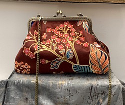 Petit sac bourse en velours lisse avec fermoir et chaîne