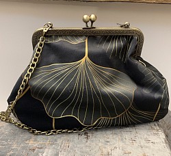 Petit sac bourse en velours lisse avec fermoir et chaîne