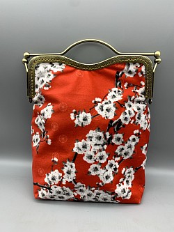 Sac en velours avec fermoir rétro et chaîne.