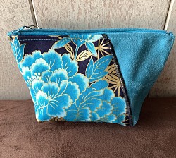 Pochette en suedine et coton japonais.